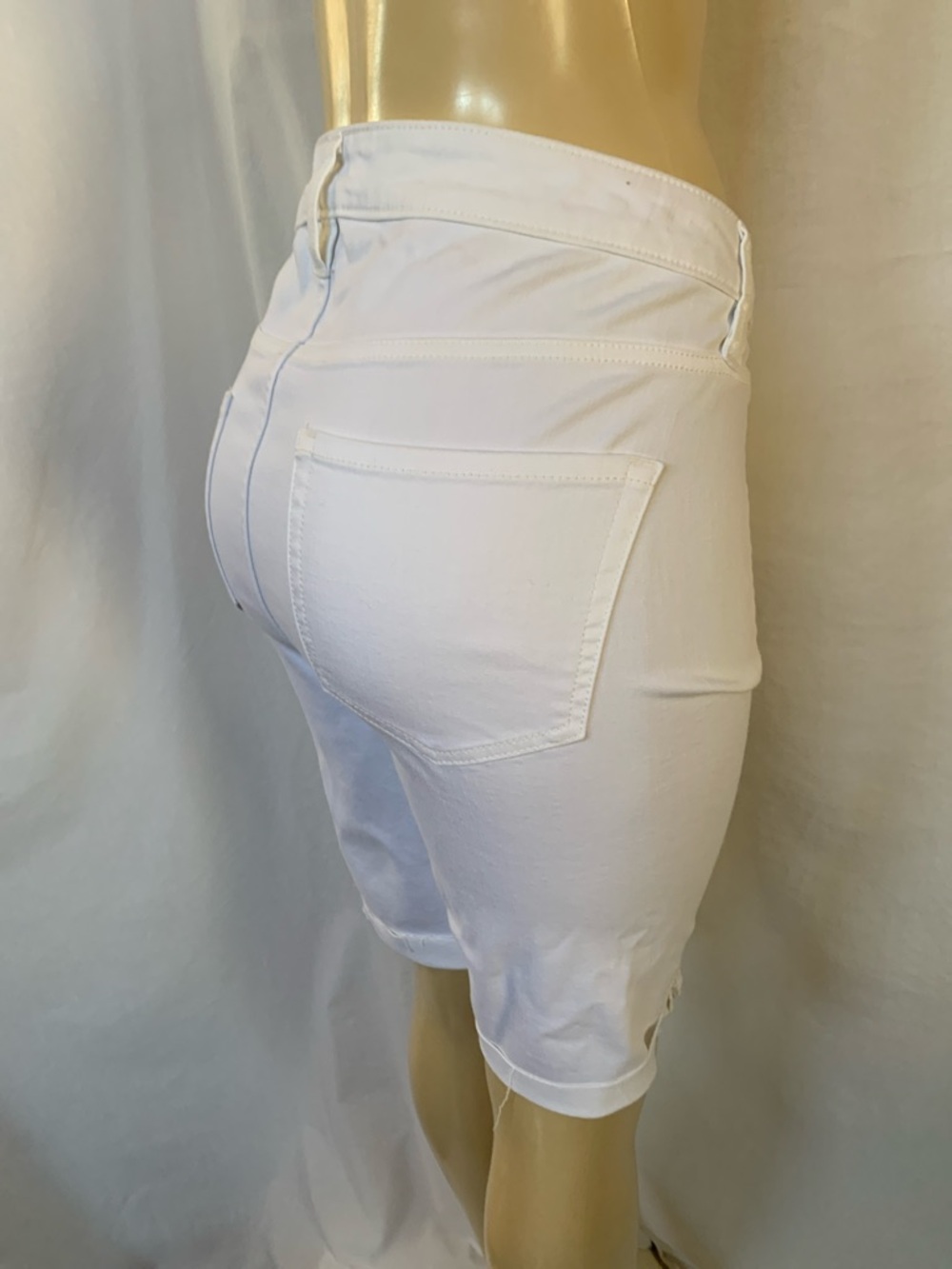 AVA & VIV Women’s Tummy Control White Bermuda Shorts Size 18W Raw Cuff NWOT